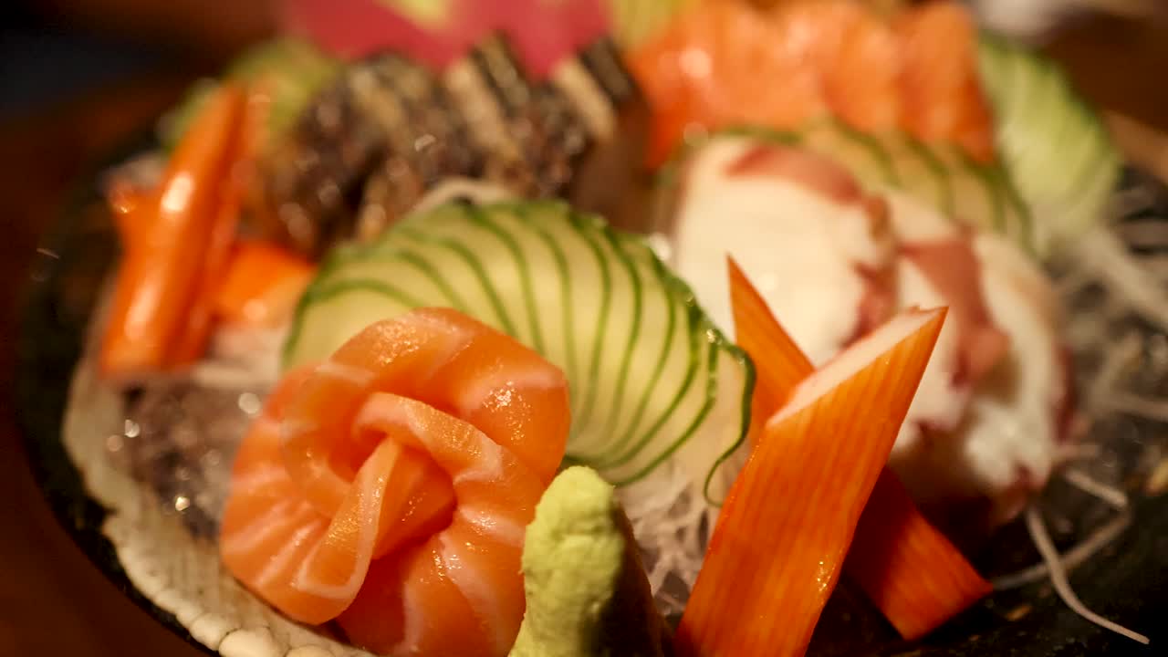 arreglo de sashimi colorido con ingredientes frescos