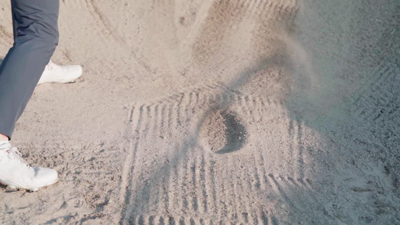 골퍼는 커에서 흔들리고, 모래는 날아갑니다.