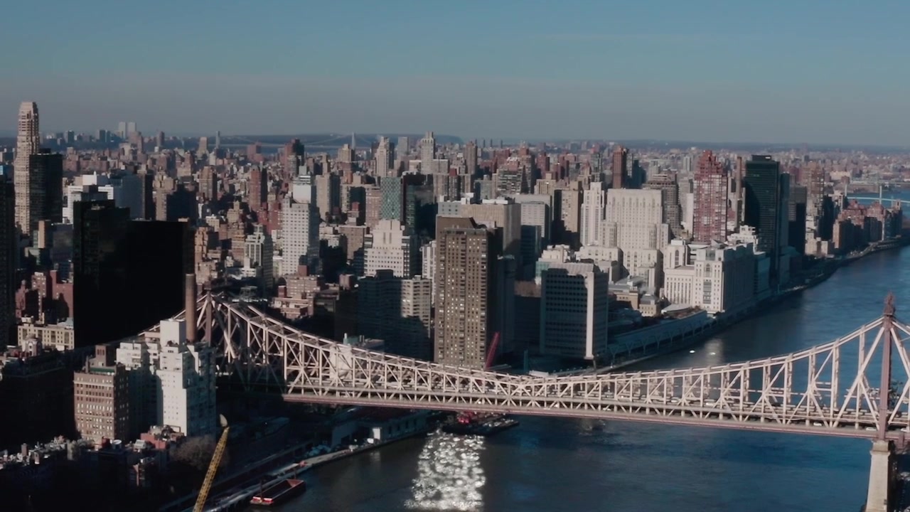 Vista dello skyline di New York City con fiume e ponte in una ripresa aerea