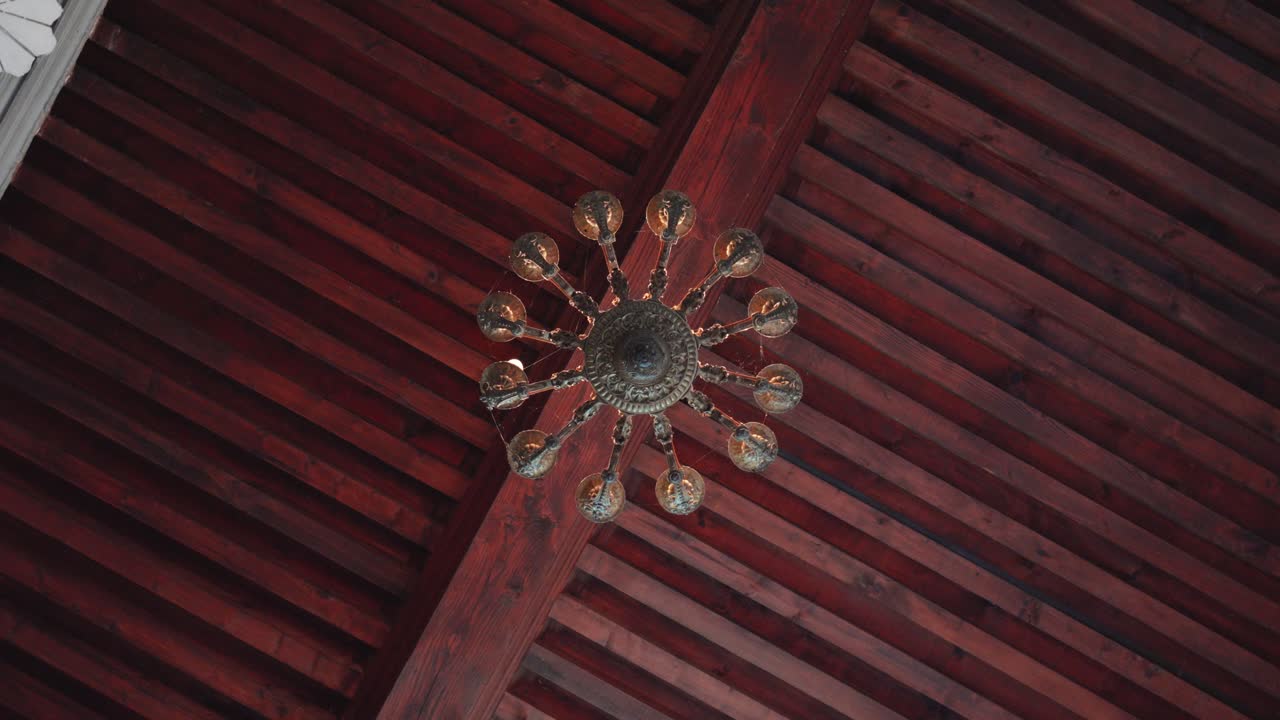 여러 개의 전구가 매달려 있는 원형 빛의 느린 회전  ⁇