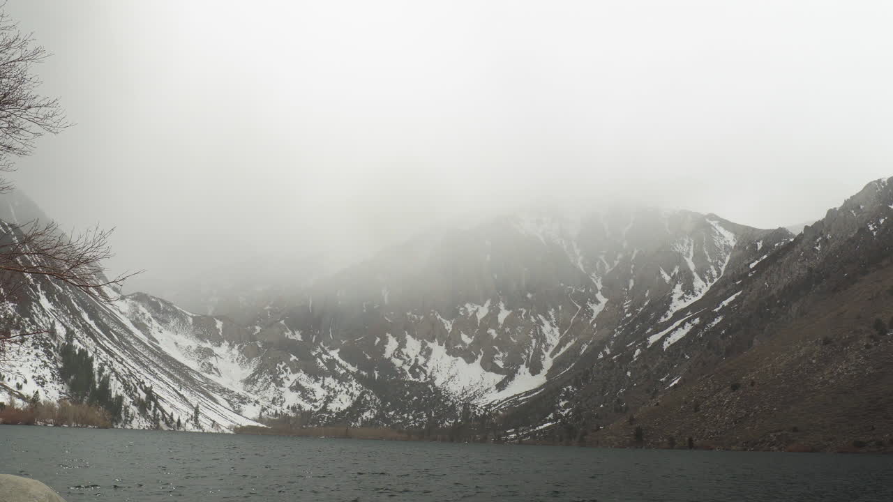 Jezero Convict, okres Mono, Kalifornie, Spojené státy, zimní chladná, mlhavá, oblačná a deštivá krajina v pohoří Sierra Nevada