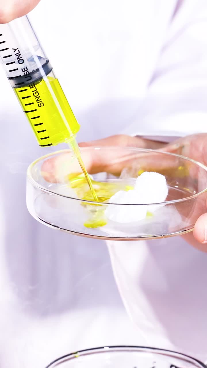 científico inyectando líquido en una placa de petri