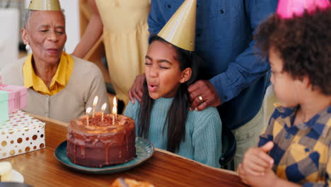 Pastel-De-Cumpleaños,-Familia-Y-Niños-Soplan-Velas