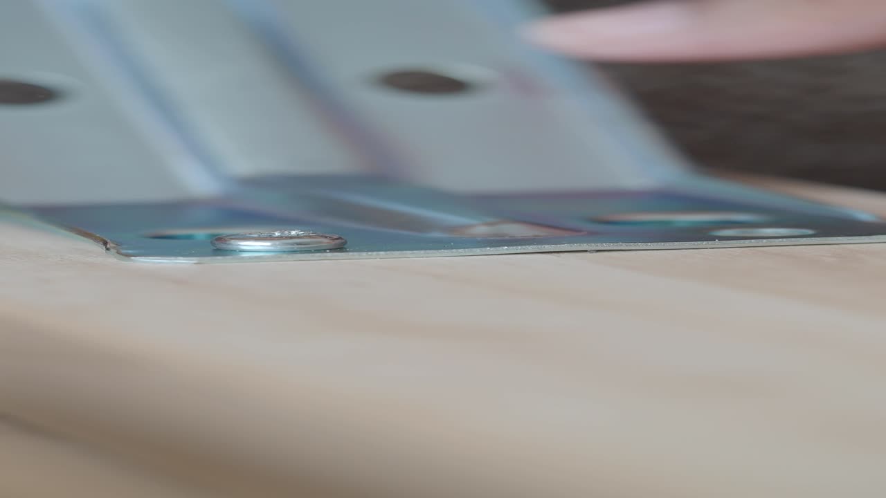 ensamblaje de muebles o estructuras con soportes de madera y metal