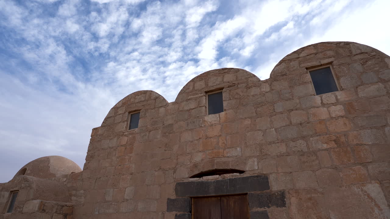 Ripresa panoramica del sito Patrimonio dell'Umanità UNESCO, il Castello nel deserto di Qasr Amra con tre cupole