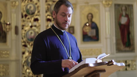 el sacerdote comienza la misa.