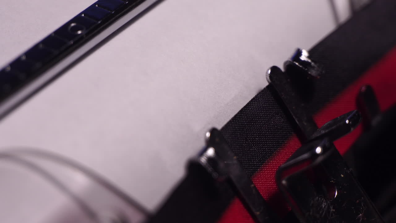 año 1897, escribiendo en una máquina de escribir de época y papel blanco, macro de cerca