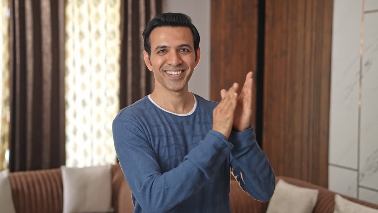 hombre indio de mediana edad aplaudiendo y celebrando