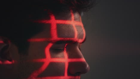 concepto de tecnología de reconocimiento facial como el hombre tiene una cuadrícula roja proyectada en el ojo en el estudio