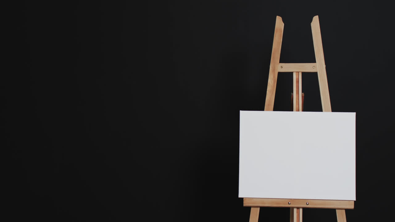 검은색 배경 에 복사 공간 을 가진 나무 의 스 ⁇  에 있는  ⁇  캔버스 표지판 의 비디오