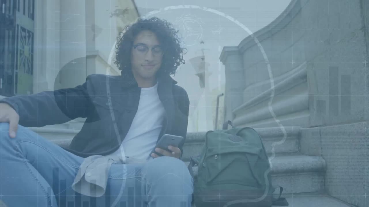 Un uomo che usa il suo smartphone in un campus universitario.