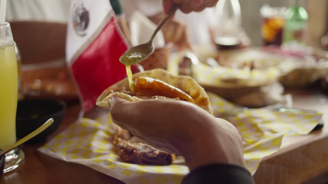 Tilberedning af Carnitas Taco på en restaurant i Michoacán