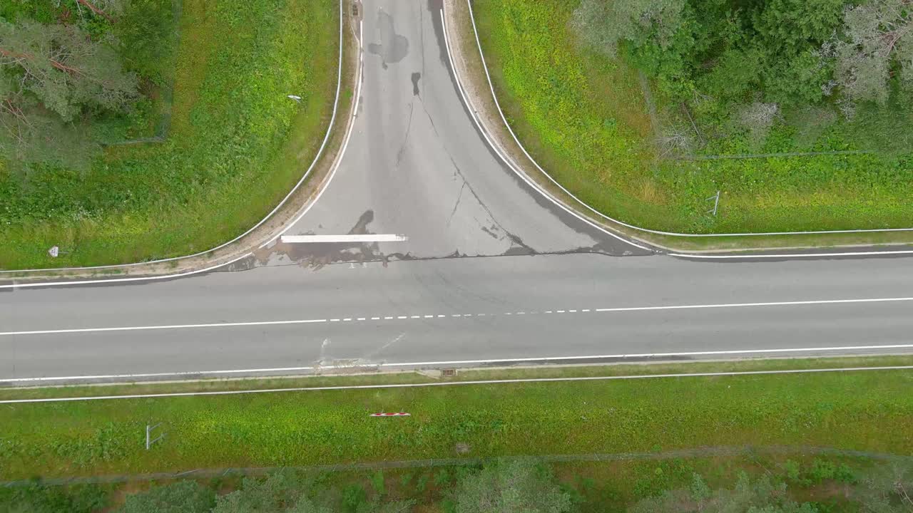 아름다운 풍경이 있는 조감도 농촌 아스팔트 도로