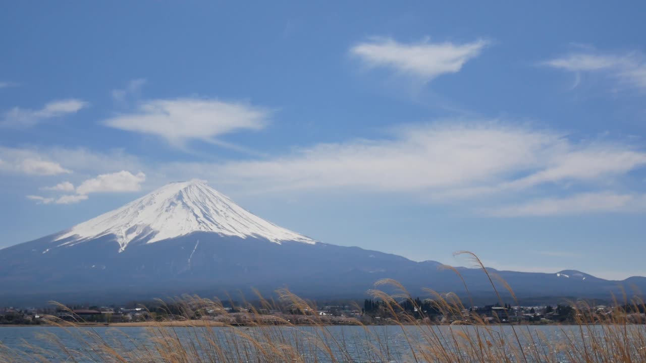 vista del paisaje natural de la montaña volcánica fuji con el lago kawaguchi en primer plano 4k uhd video filmación corta