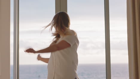 mujer feliz de viaje bailando en la habitación del hotel divirtiéndose celebrando las vacaciones de verano disfrutando de un estilo de vida de vacaciones despreocupado al amanecer