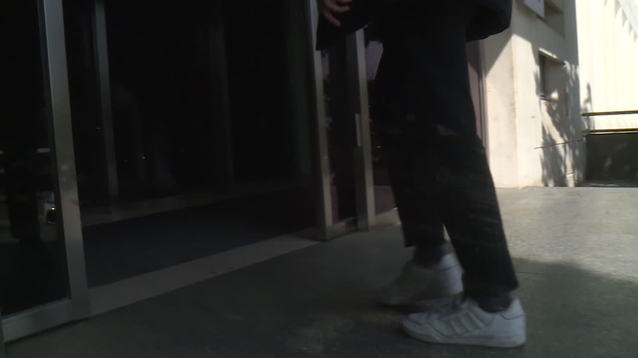 persona subiendo las escaleras