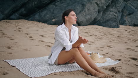 Mujer-Sentada,-Manta,-Playa,-Mirar,-Seascape.-Chica-Relajándose-En-Colcha-Vertical