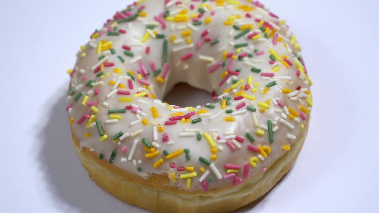 rosquillas dulces girando sobre un fondo blanco. dulzura tradicional estadounidense