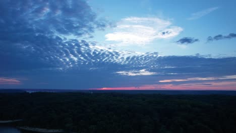vista aérea panorámica de una tormenta rodando sobre el lago monroe, indiana