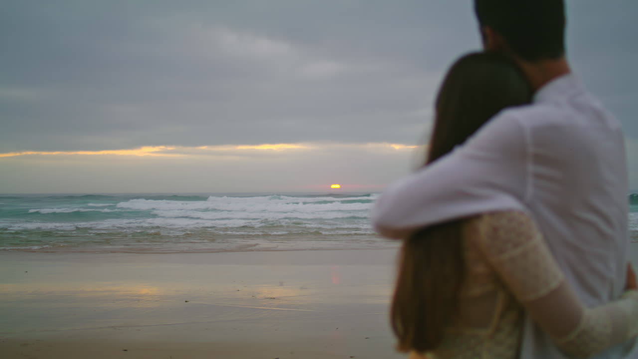 연인 실루 데이트 바다 해변 저녁. 알려지지 않은 만적 인 커플 포옹