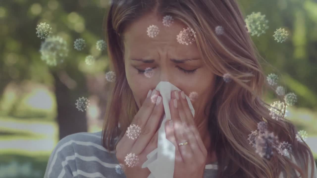 animación de células macro covid-19 flotando sobre una mujer caucásica estornudando