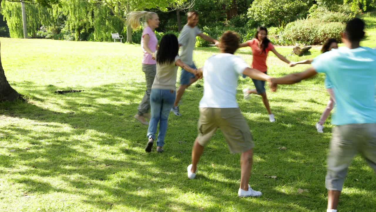 Groep informele jonge vrienden spelend