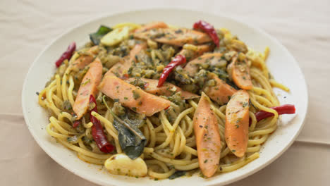 Hausgemachte-Spaghetti-Mit-Knoblauch-Und-Wurst