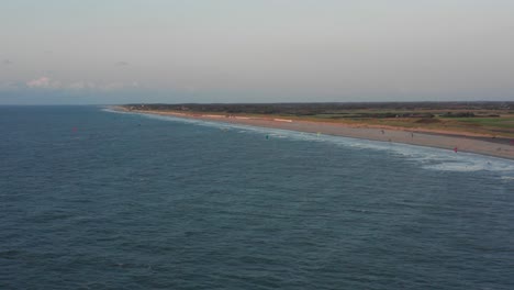 Kitesurfer-Nahe-Dem-Strand-Von-Domburg-Während-Des-Sonnenuntergangs