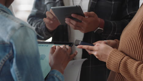 Gente-De-Negocios-Creativa-Que-Utiliza-Tabletas-Digitales-Reuniéndose-Para-Discutir-Datos,-Intercambiar-Ideas-Para-Proyectos-Y-Disfrutar-Del-Trabajo-En-Equipo-En-El-Lugar-De-Trabajo-De-La-Oficina-De-Inicio