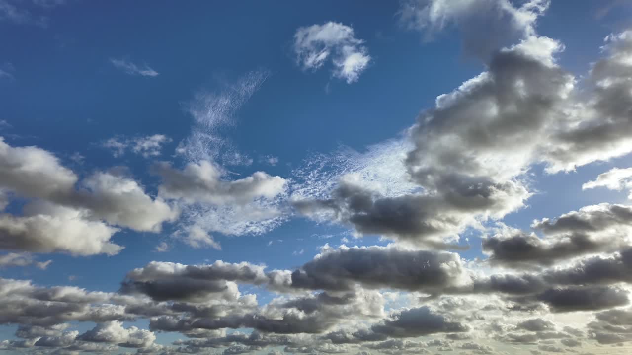 Layers of clouds (Stratocuculus and Cirrus) in an intense blue sky shifting in opposite directions and rhythms. Timelapse revealing the architecture of air