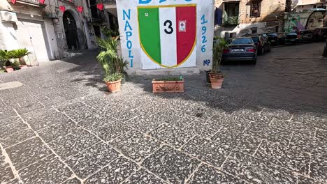 mural de una figura famosa en la calle de nápoles