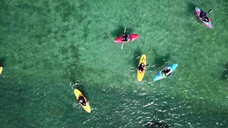 Drohnenschuss,-Oberer-Winkel-Einer-Gruppe-Von-Kajaks-Im-Wasser,-Wasseraktivitäten,-In-Auckland-Neuer-Eifer