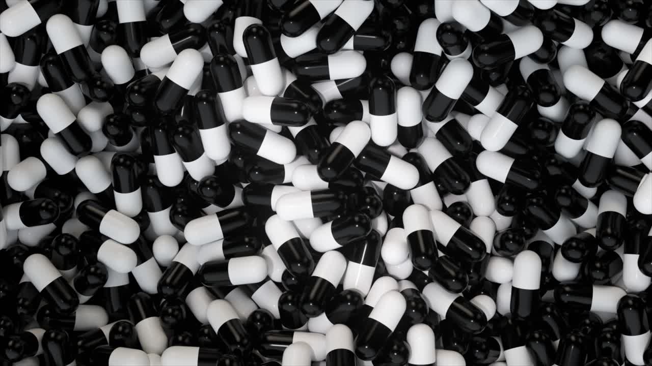 pila de cápsulas negras y blancas