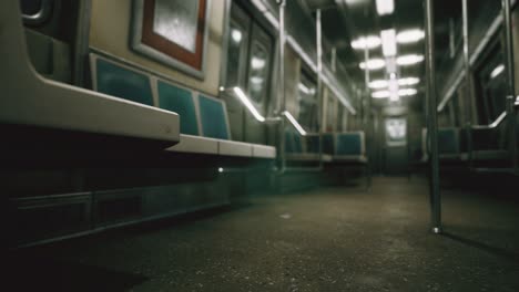 el vagón del metro en ee.uu. está vacío debido a la epidemia de coronavirus covid-19