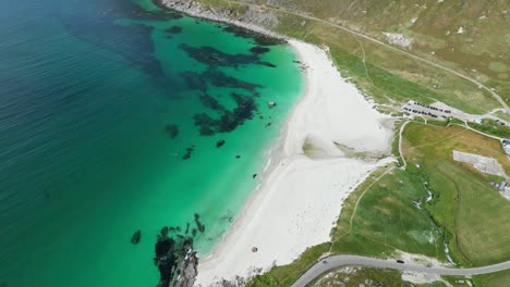 vista aérea de la playa de haukland en verano en las islas lofoten, noruega