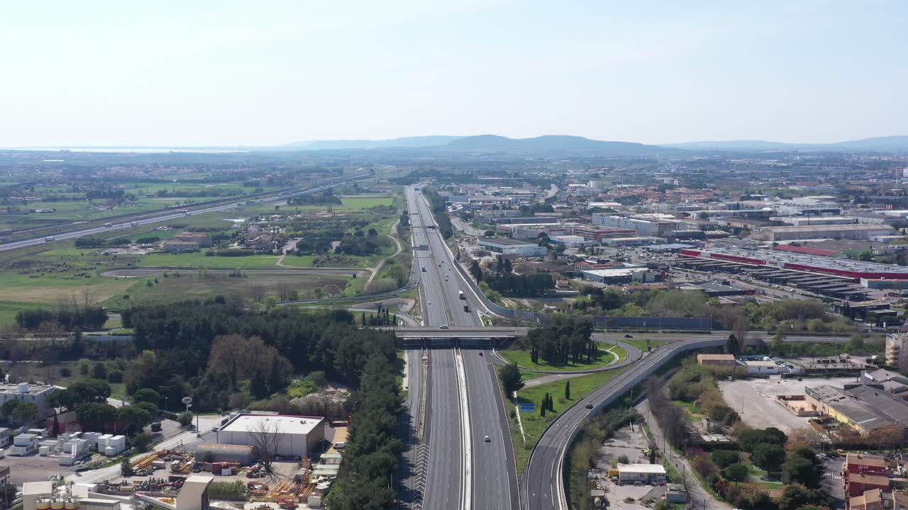 공허한 도로, 교통이 없는 고속도로, 공중 총격, 격리.