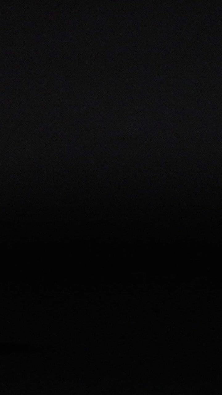 dos coches de juguete moviéndose a través de un fondo oscuro