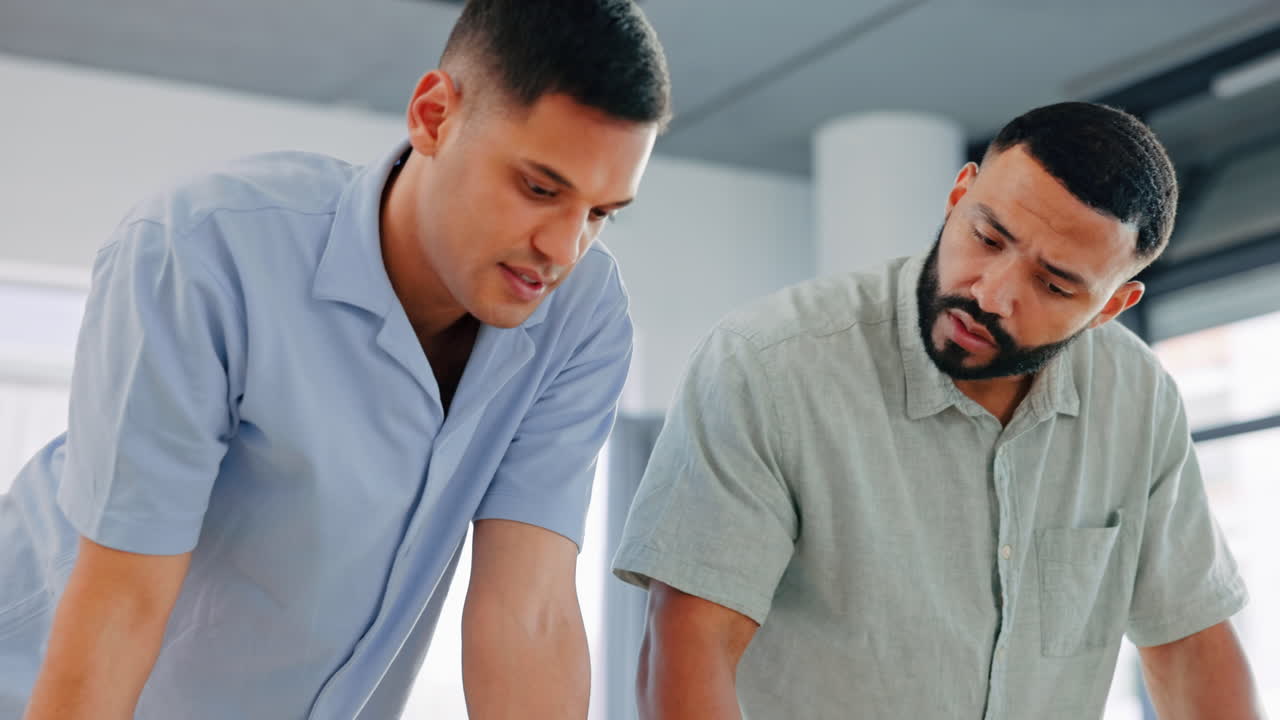 브레인스토밍, 팀워크, 사무실의 사업가들