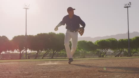 Jugador-De-Béisbol-Atrapando-Una-Pelota-Durante-Un-Partido