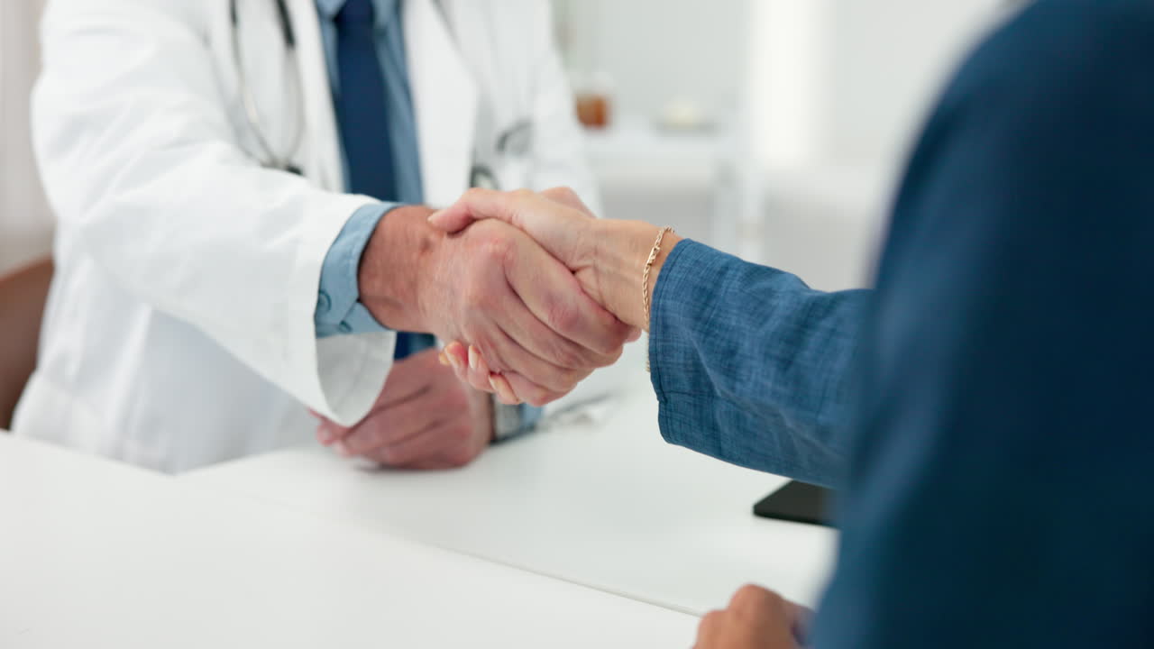 Medico che stringe la mano al paziente durante una visita medica