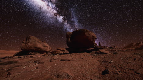 Rocas-Rojas-Y-Cielo-Nocturno-De-La-Vía-Láctea-En-Moab,-Utah