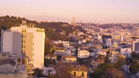 toma panorámica de la ciudad de argel al amanecer con hermosos colores del cielo - cámara lenta