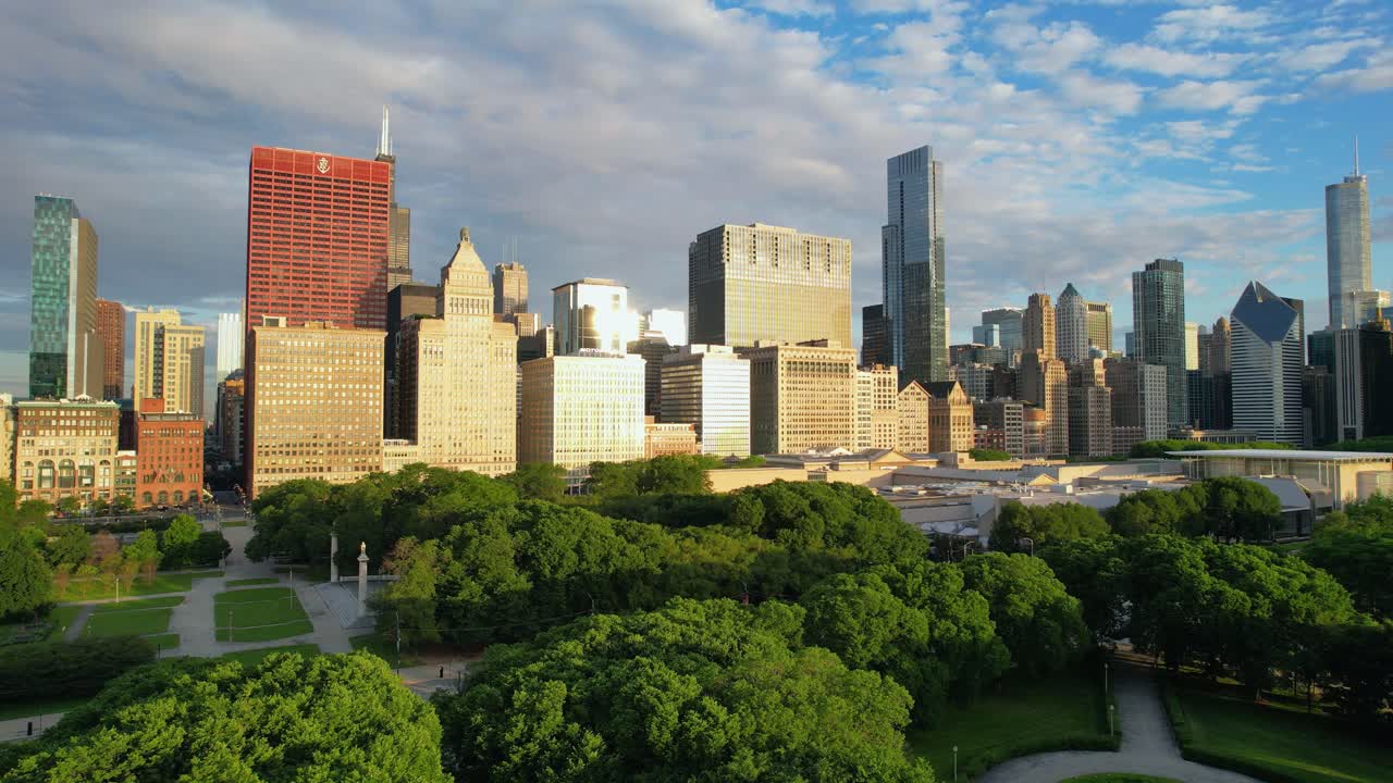 흐린 아침 하늘 아래 녹색 도시 공원 시카고 스카이 라인에 무인 항공기