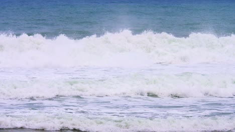 Close-up-of-slow-motion-barreling-wave-with-wind-spray-and-raw-natural