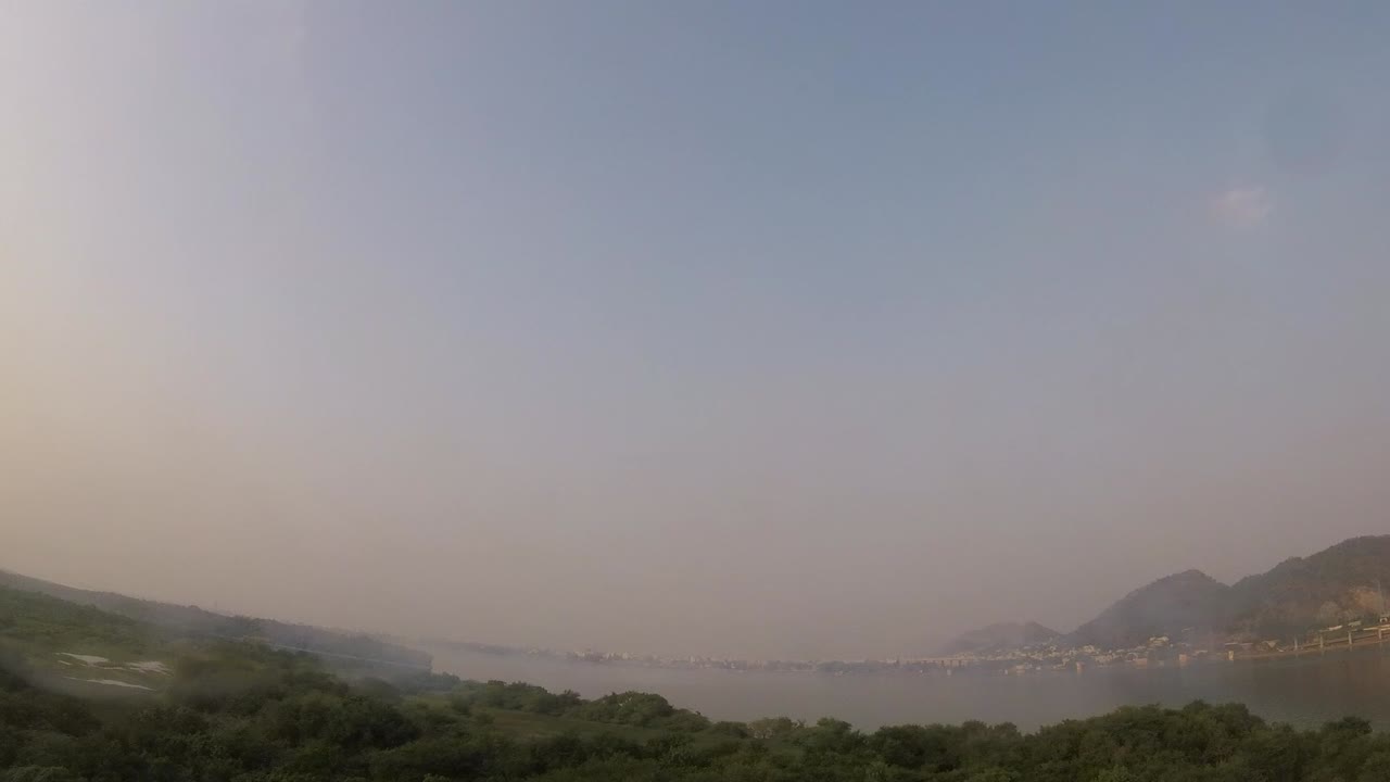 드문 - 곡예 비행을 수행하는 스턴트 비행기의 독특한 공대공 영상 - 강변에서 공개 에어쇼