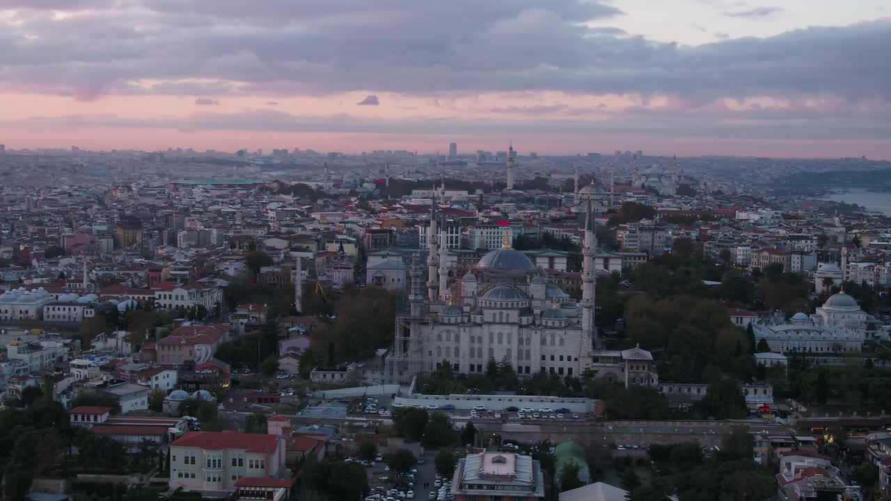 el atardecer de la mezquita azul, la noche 4k video aéreo de drone