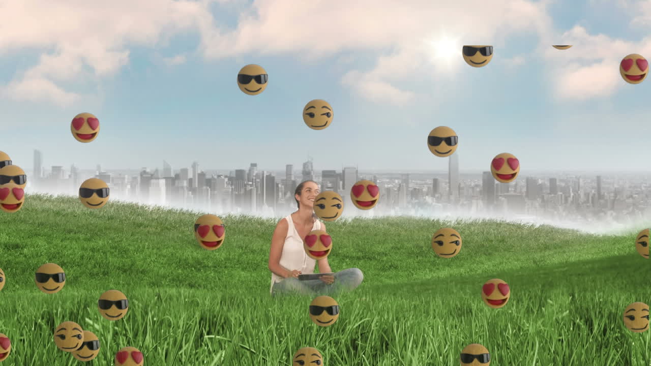 태블릿을 사용하는 이중 인종 여성에 대한 이모지 아이콘의 애니메이션.