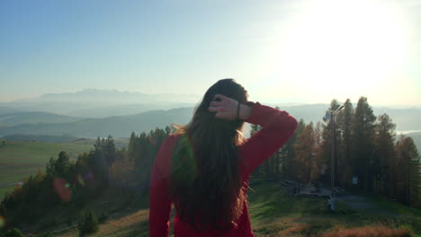 Mädchen-Geht-An-Einem-Sonnigen-Tag-Langsam-Und-Blickt-Auf-Die-Berge-Im-Hintergrund