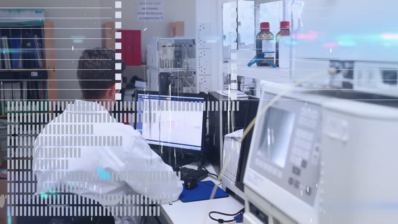 animación de procesamiento de datos y columnas móviles sobre científico caucásico en el laboratorio