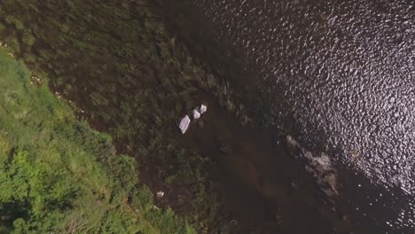 los "tres hermanos" se llaman piedras en el río neris en un día soleado de verano